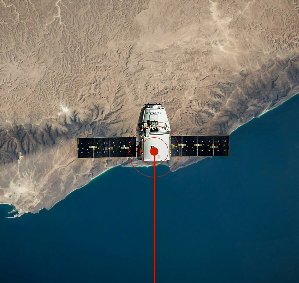 在沙漠海岸线上空运行的卫星。